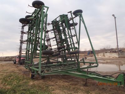 John Deere 1060 Field Cultivator